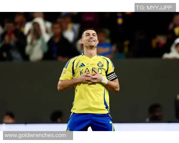 足球巨星三角裤代言引热议，运动与时尚完美结合助力品牌形象升级