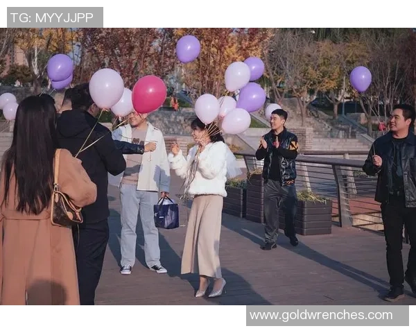 超级球星足球赛现场球迷浪漫求婚场面感动全场成千上万观众见证爱情奇迹